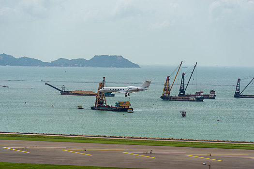 一架美国湾流航天生产的私人飞机正降落在香港国际机场