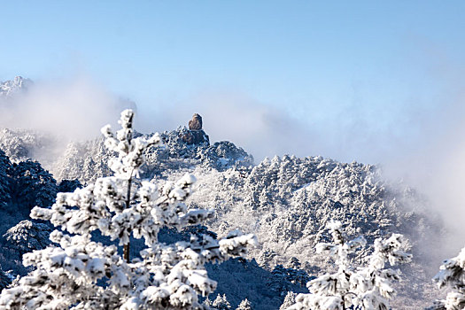 中国安徽黄山风景区,冬日雪后奇峰怪石林立,云雾飘渺宛若仙境