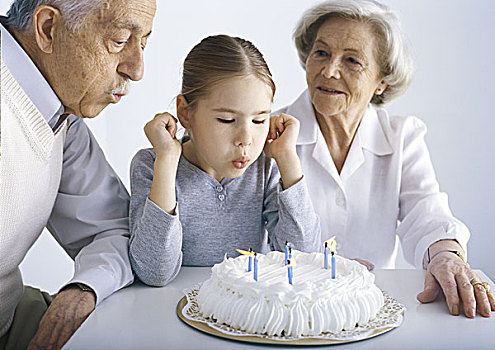 女孩,坐,祖父母,吹蜡烛,蛋糕