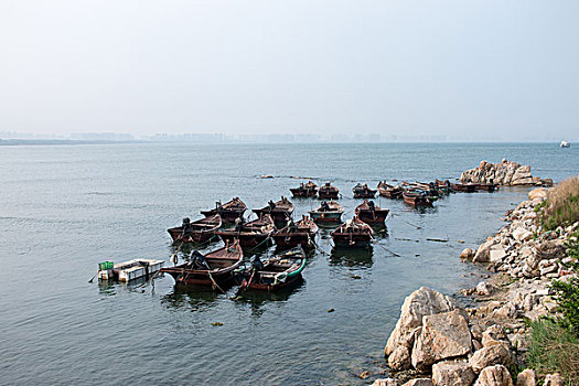 港湾里的小渔船