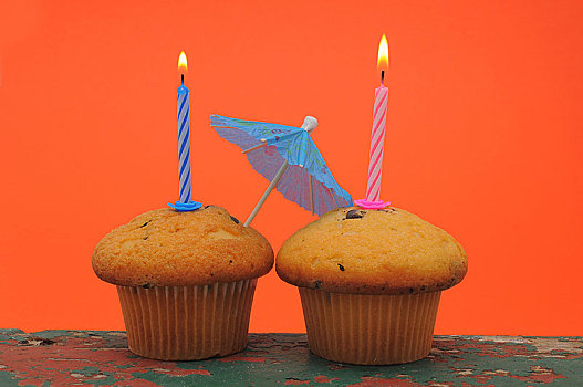 两个,松糕,生日蜡烛,伞