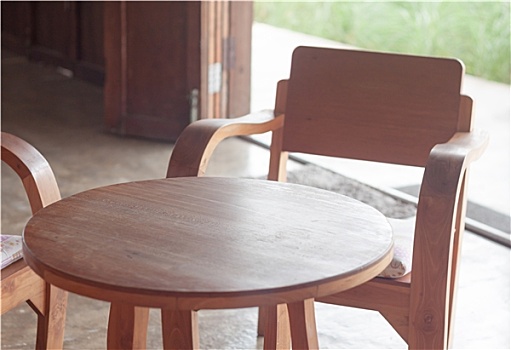 木桌子,椅子,咖啡馆