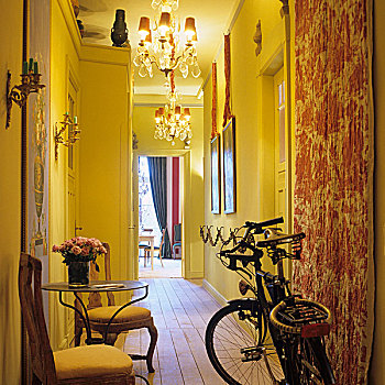自行车,木椅,茶几,狭窄,走廊,黄色,墙壁,吊灯