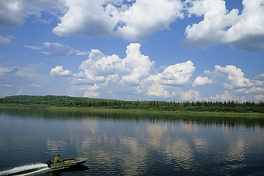 俄罗斯,西伯利亚,河,靠近,绒毛状,云,上方,针叶林带,树林,捕鱼者