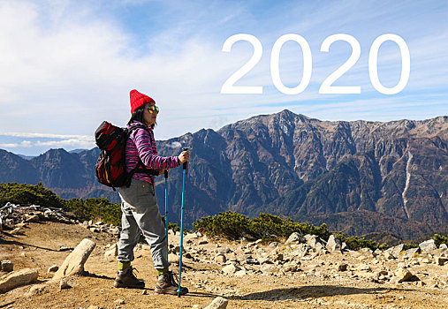 2020数字和站在山顶看远方风景的徒步旅行者背影合成图像