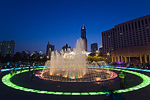 上海人民广场的喷水池夜景风光