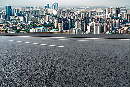 城市道路沥青路面和深圳摩天大楼