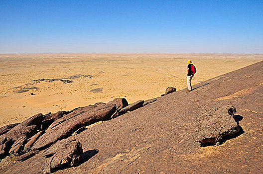 男人,看,独块巨石,荒芜,阿德拉尔,区域,毛里塔尼亚,非洲
