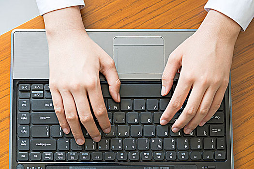 女人工作使用笔记本电脑