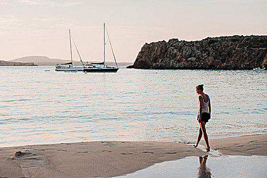 中年,女人,漫步,海滩,米诺卡岛,巴利阿里群岛,西班牙
