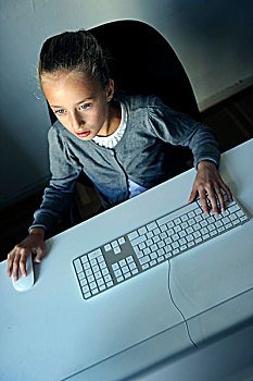 女孩,9岁,电脑