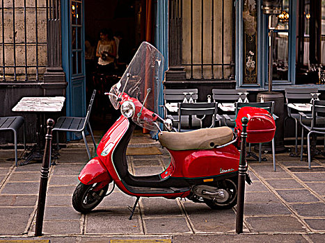红色小轮摩托,正面,巴黎,法国