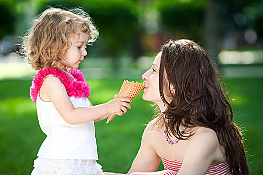 母子,吃,冰淇淋,公园