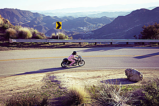 男人,穿,睡衣,骑,摩托车,峡谷,加利福尼亚,美国