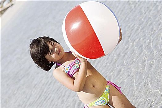 女孩,拿着,水皮球,海滩