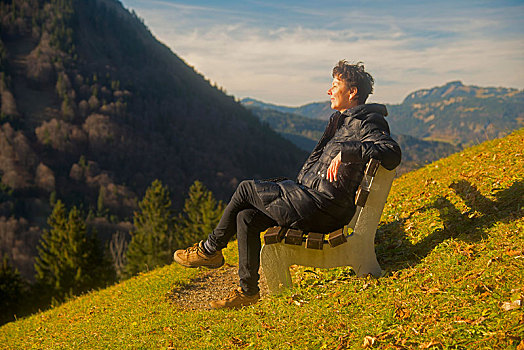 坐,女人,长椅,放松,日光浴,靠近,奥伯斯多夫,巴伐利亚,德国,欧洲