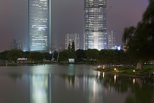 上海浦东陆家嘴中心绿地的夜景