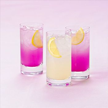 三个,玻璃杯,软饮料,柠檬
