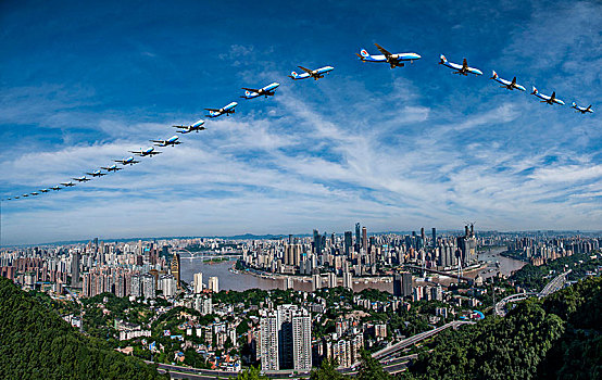 重庆航空的飞机正飞越重庆市上空