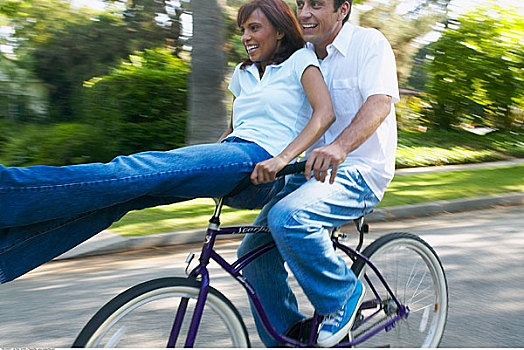 伴侣,骑,自行车,一起,坐,女人,车把