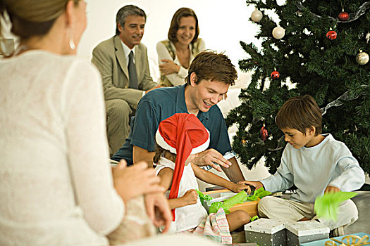 父亲,两个孩子,坐,圣诞树,打开,礼物,一起,家庭,看