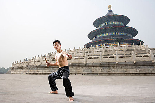 中国武术-一名男运动在天坛祈年殿前练武