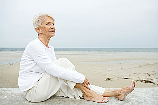 老年,女人,坐,矮墙,海滩,背景,全身