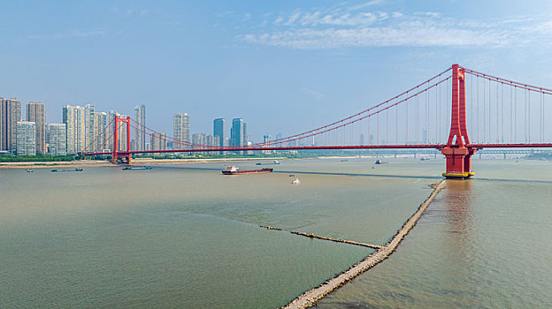 中国武汉鹦鹉洲长江大桥与露出的江中小路