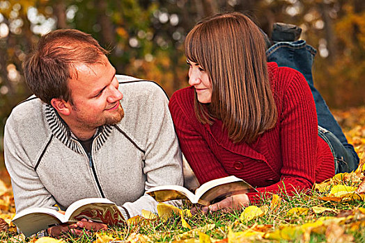 年轻,夫妇,读,公园,艾伯塔省,加拿大