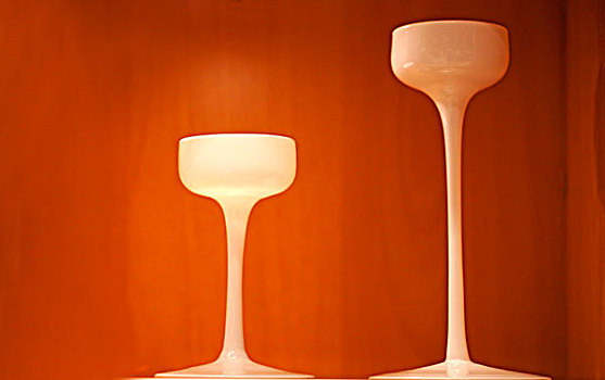 两盏高脚杯形状的灯具