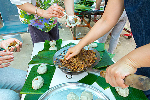 手工制作清明节祭拜祖先的供品草仔粿