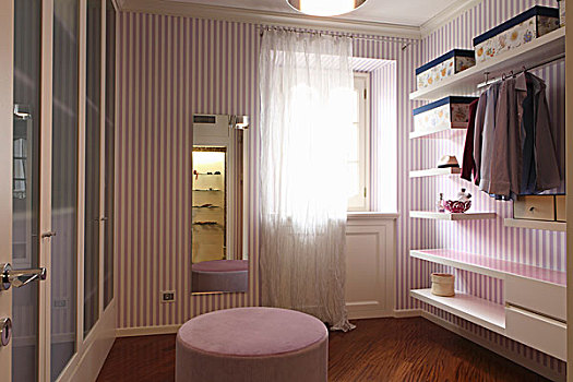更衣室,白色,架子,衣架,墙壁,紫色,条纹,壁纸,粉色,软躺椅,中间