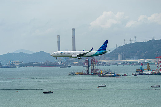 一架印度尼西亚鹰航空客机正降落在香港国际机场