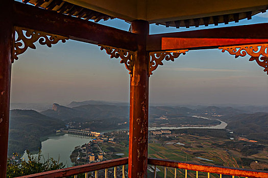 山,丹霞,河流,蓝天,黄昏,大气,亭子,凉亭,雕梁画柱透视,水电站,村庄,驴友,旅行,地质公园,丹霞地貌,绿色,灌木,树,草,水潭,素材,平面设计