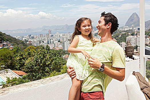 父亲,拿着,女儿,露台,里约热内卢,巴西