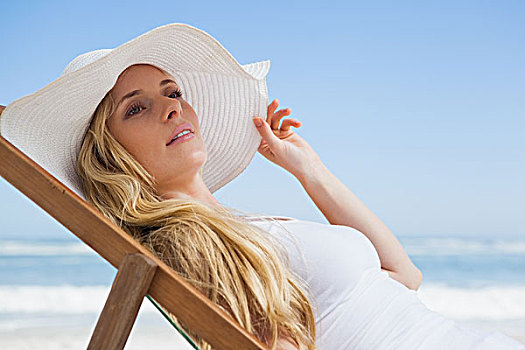 美女,金发,坐,海滩,穿,太阳帽