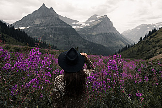 女人,向外看,山脉,冰川国家公园,蒙大拿,美国