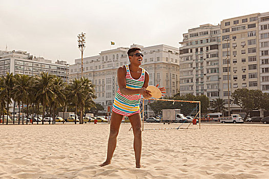 男青年,击打,球,科巴卡巴纳海滩,里约热内卢,巴西