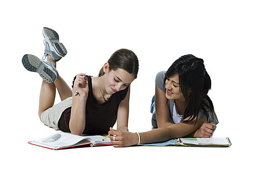 两个女孩,躺下,家庭作业