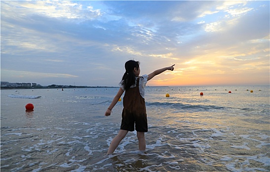 山东省日照市：清晨里的海滩人头攒动，游客赏日出踏浪戏水迎接美好的一天