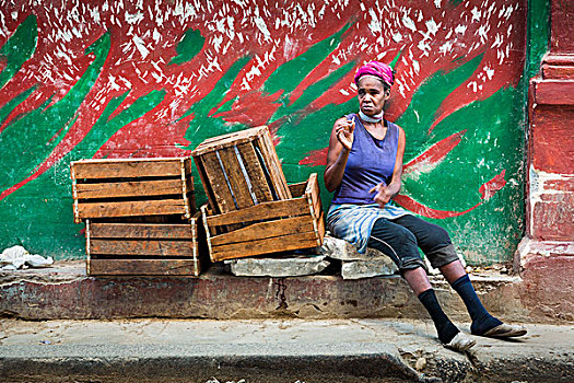 吸烟,坐,女人,旁侧,空,板条箱,路边,哈瓦那,古巴