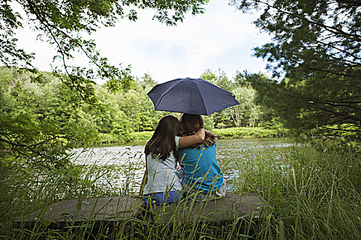 两个孩子,女孩,坐,一起,湖,伞