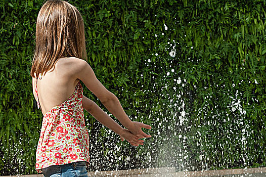 女孩,玩,水中,公用,喷泉,后视图