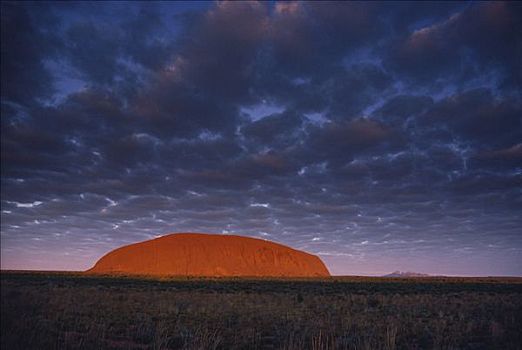 艾尔斯巨石,乌卢鲁巨石,日落,阴天,乌卢鲁卡塔曲塔国家公园,北领地州,澳大利亚