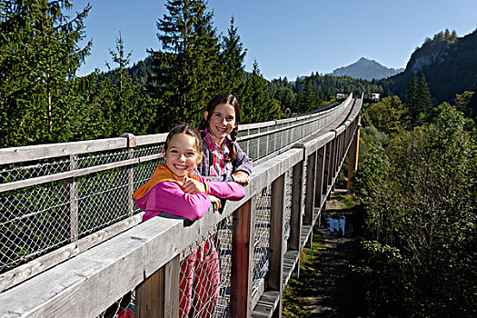 两个女孩,树梢,走,靠近,斯瓦比亚,巴伐利亚,德国,欧洲