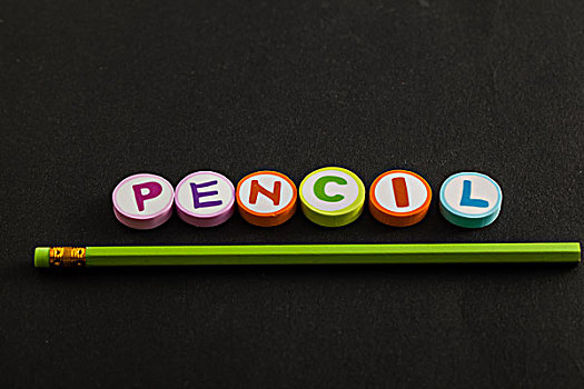 字母橡皮和彩色铅笔