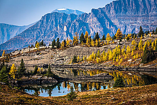 岩岛湖,在秋天,与山脉背景,省立公园,英属哥伦比亚大学,加拿大