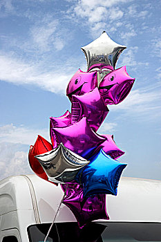 重庆婚博会上展示的婚庆汽车上飞舞的气球
