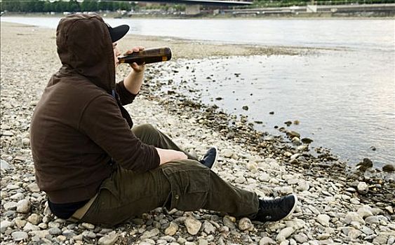 孤单,青少年,坐,莱茵河,河,喝,啤酒瓶