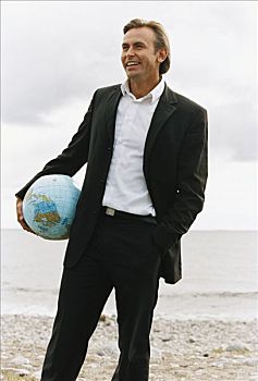 笑,商务人士,站立,海滩,拿着,水皮球,形状,地球